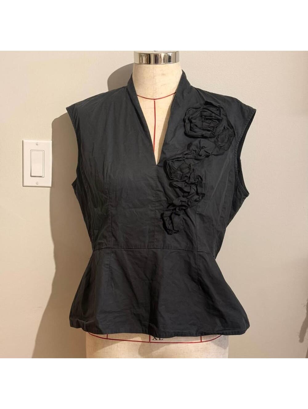Sandra Angelozzi Sleeveless V-Neck Blouse Rose Ruffle Accent Black Women's 42